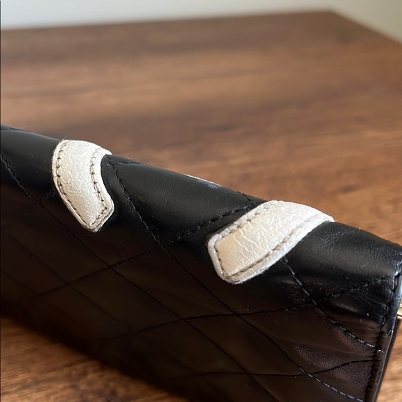 CHANEL Black Quilted Wallet with Cream Logo - Picture 5 of 17